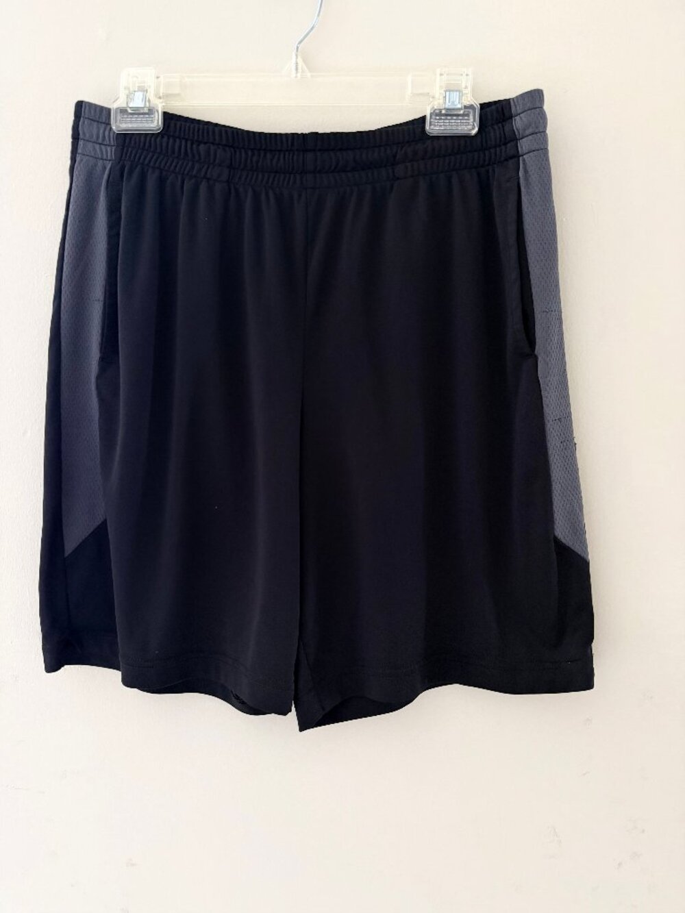 VERY NICE TEK GEAR DRYTEK BLACK WITH GRAY ATHLETIC SHORTS - MENS MEDIUM
